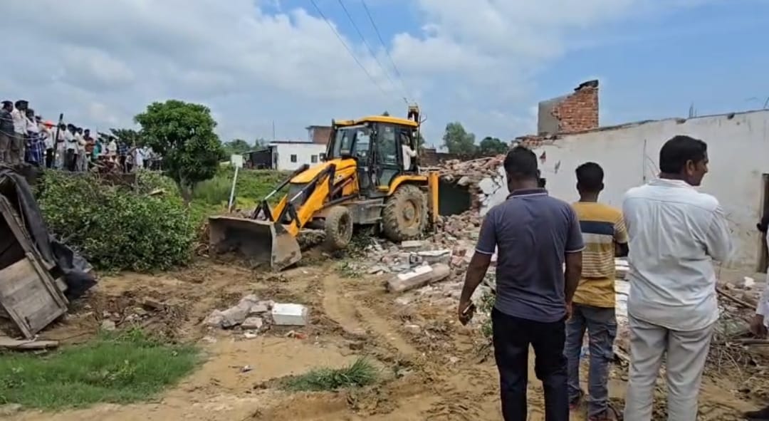 सरकारी जमीन को जागीर समझने वालों पर चला कानून का चाबुक, गरजा बुलडोजर